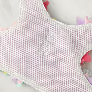 Harness is made with breathable mesh.