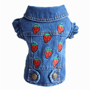 A sweet delight, this Strawberry Denim Dog Jacket from our Spring/Summer collection is a chic addition to your pup's wardrobe.
