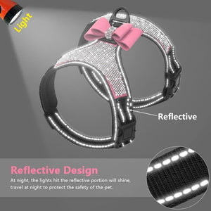 Features reflective stitching for dog safety