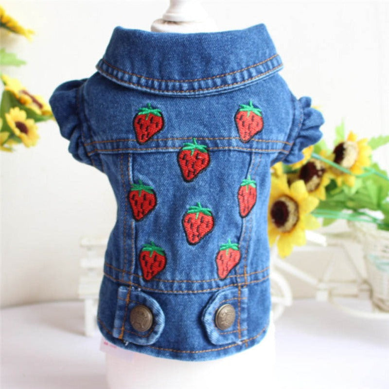 A sweet delight, this Strawberry Denim Dog Jacket from our Spring/Summer collection is a chic addition to your pup's wardrobe.